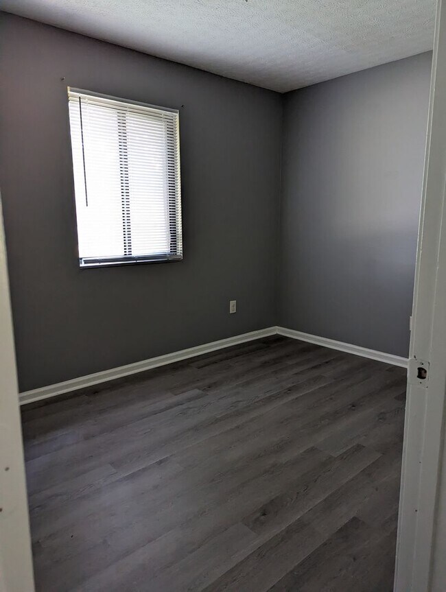 Building Photo - Charming 3- bedroom, 1 Bathroom Home In El...