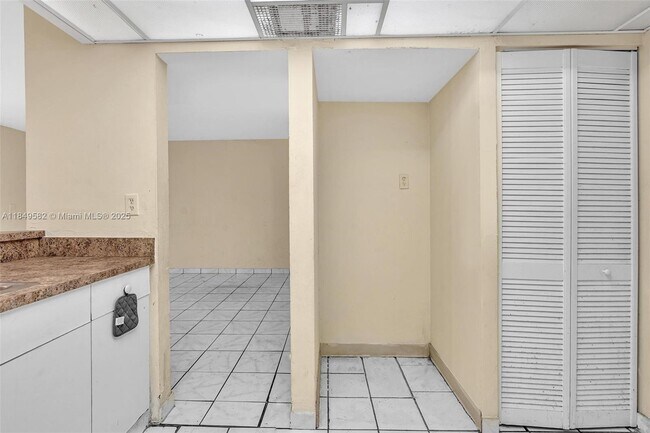 Building Photo - 3750 SW 60th Terrace