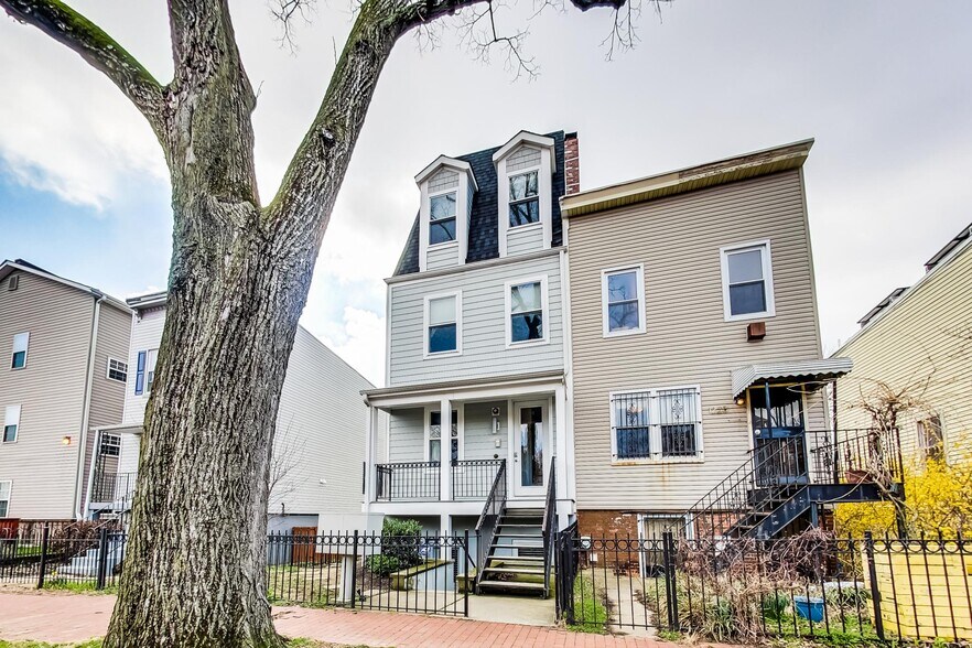 Building Photo - 1227 Morse St NE