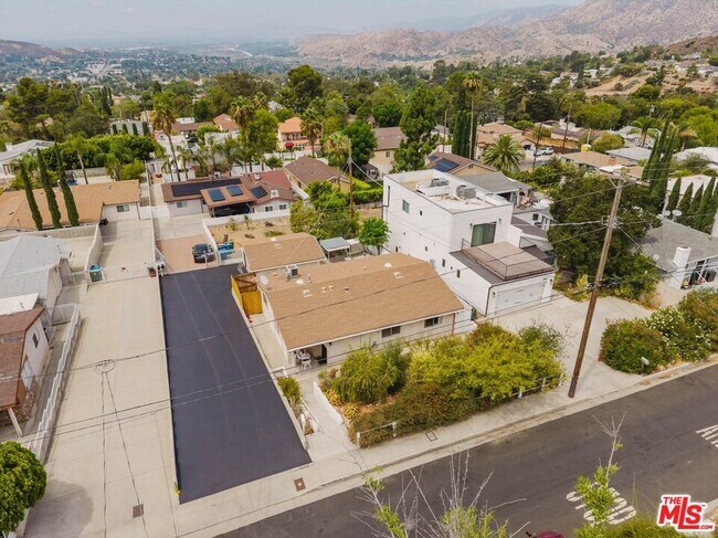 Building Photo - 10539 Samoa Ave