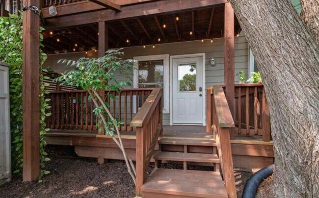 Building Photo - Bright, modern Capitol Hill 1 bed/1 bath condo with private outdoor space and secured parking