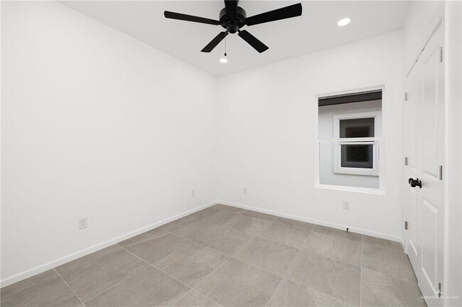 Building Photo - 16 S Links Dr