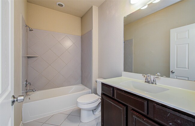 Building Photo - 15702 Whisper Woods Dr