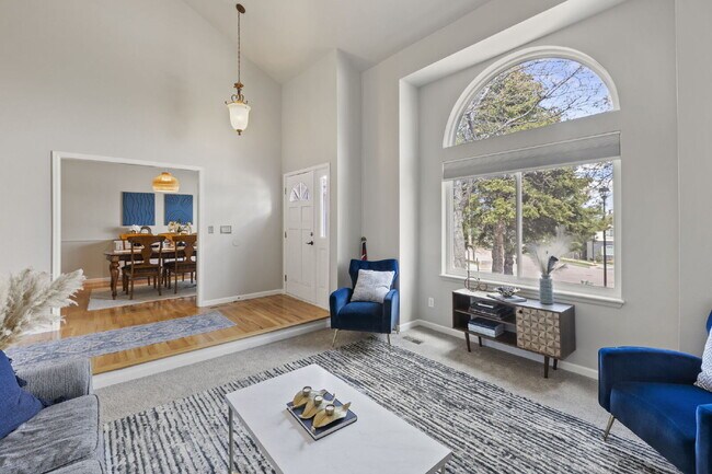Building Photo - Spacious 6-Bedroom Broadmoor Rental with M...