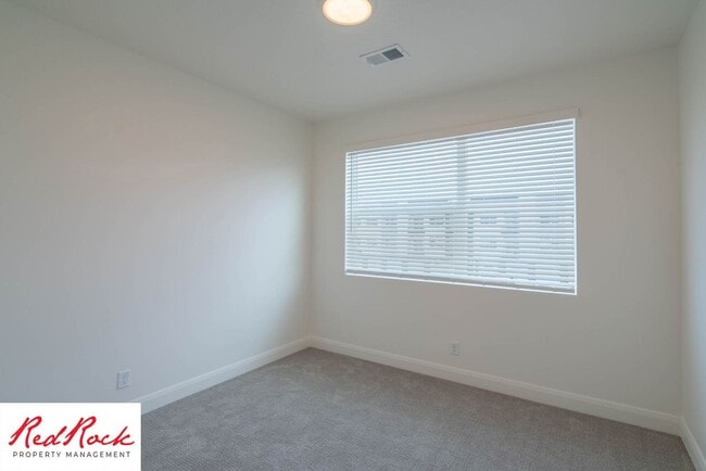 Building Photo - Spacious 3 Bedroom Unit in Desert Color Wi...