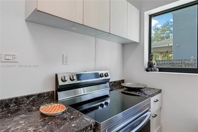 Building Photo - 11534 NE 13th Ave