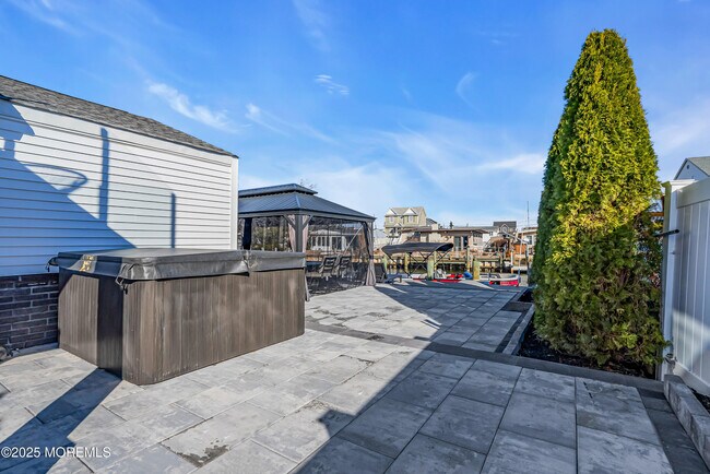 Building Photo - 320 Silver Lagoon Dr