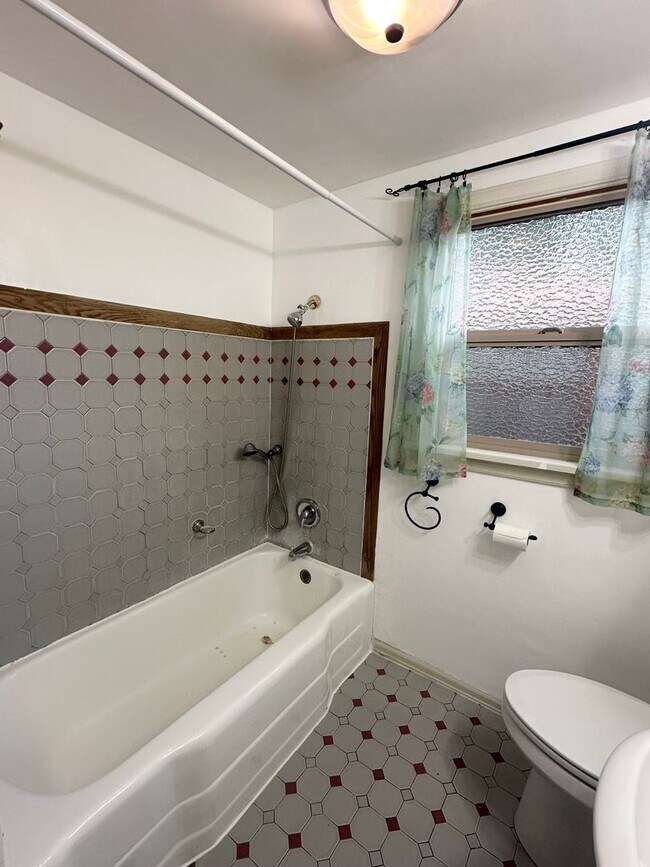 Building Photo - Charming 2-Bedroom, 1-Bathroom House in North Seattle.