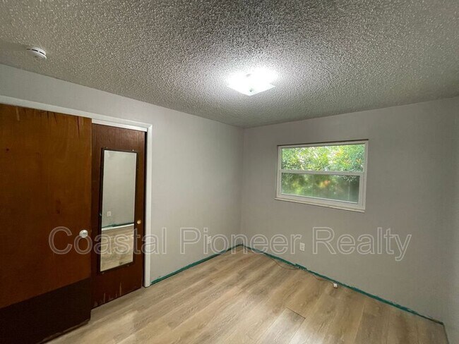 Building Photo - 767 19th Ave S