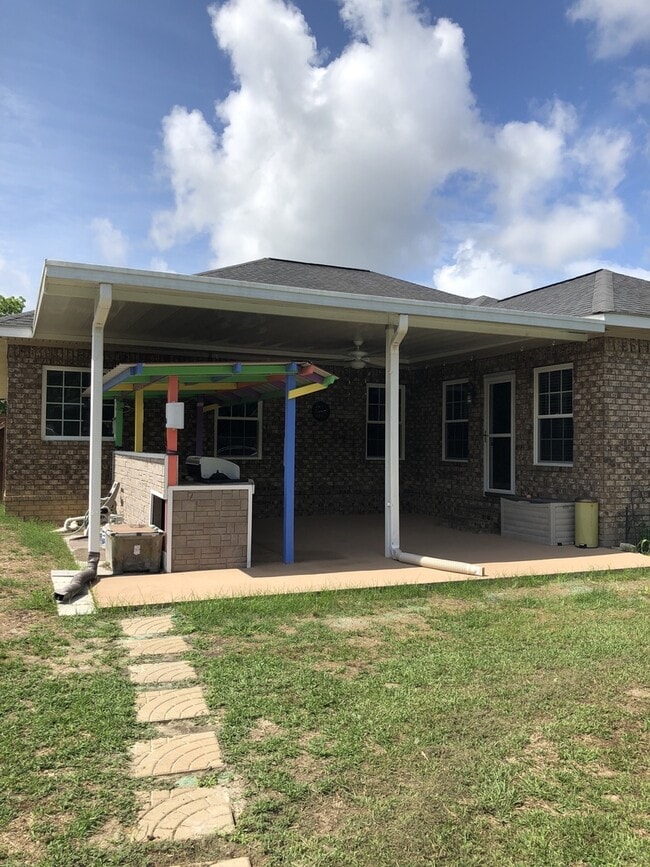 Building Photo - Spacious and Charming 3-Bedroom Home - Ludowici, GA