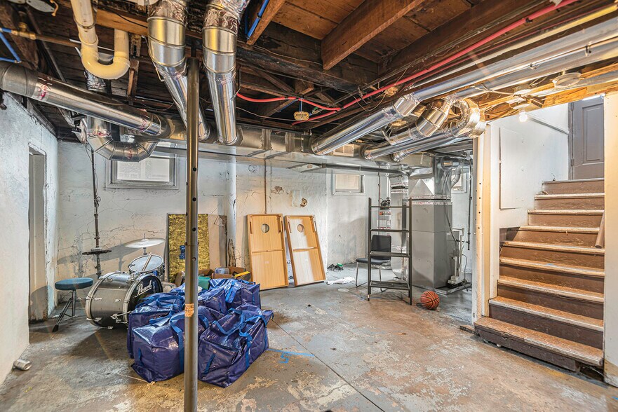 Building Photo - 335 Packard St