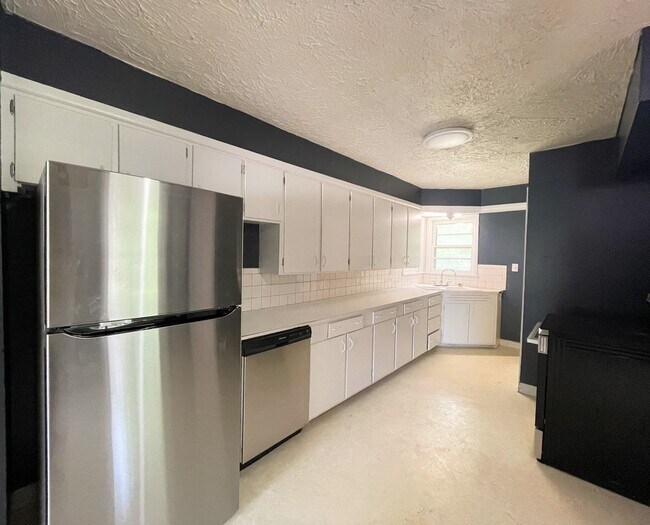 Building Photo - Updated Brick 3-Bedroom