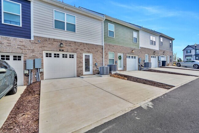 Building Photo - Hendersonville Townhome