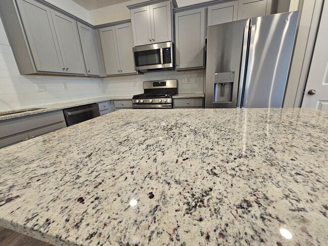 Building Photo - Like New townhome in Monroe!