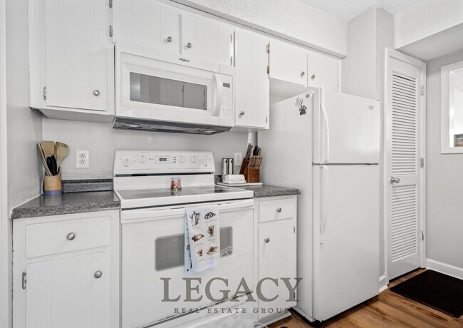 Building Photo - 748 Lake Terrace Dr