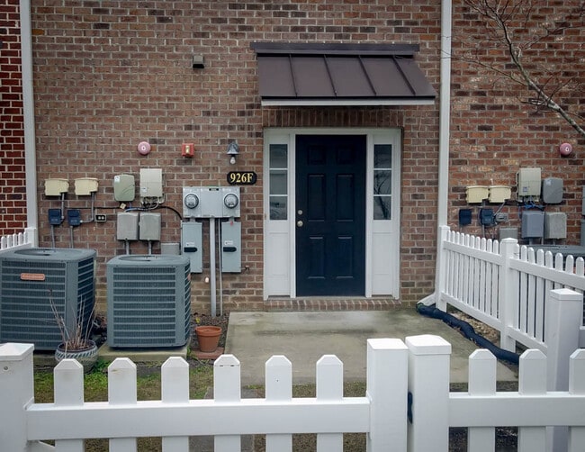 Building Photo - Steps from Shopping, Dining, & Entertainment in The Market Common