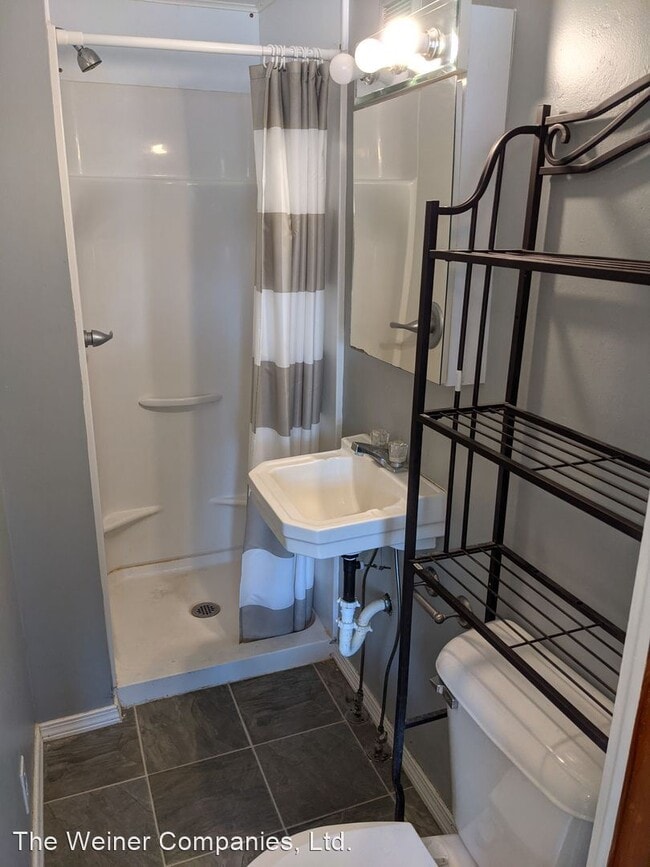 Building Photo - 1 br, 1 bath Apartment - 906 W. Springfiel...