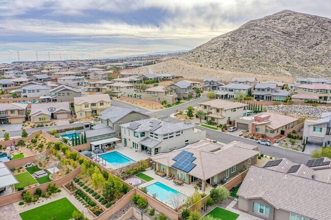 Building Photo - Stunning 5Bed/4.5 Bath home located in a prestigious guard gated community in Summerlin