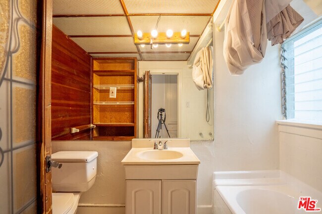 Building Photo - 162 S Berendo St