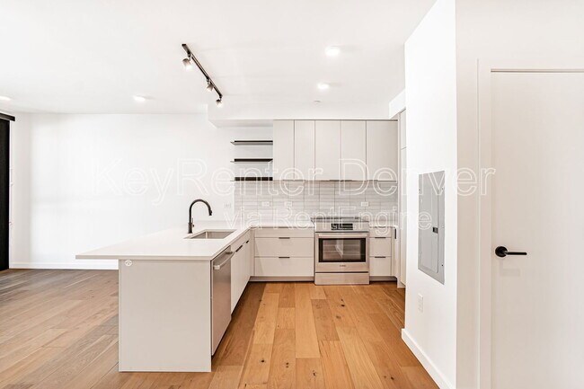 Building Photo - 1601 Park Ave
