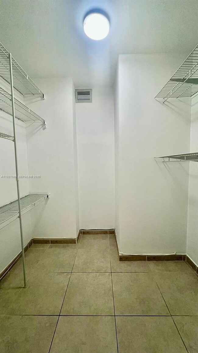 Building Photo - 18031 Biscayne Blvd