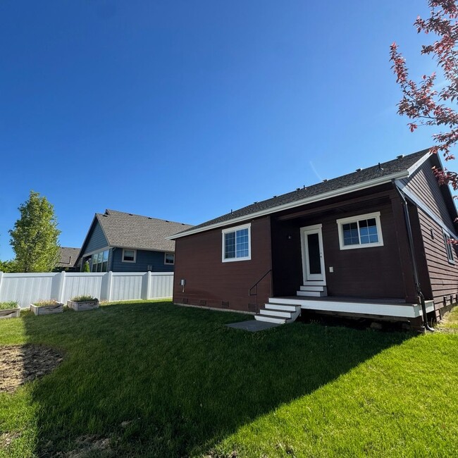 Building Photo - Cute and Cozy 3 Bedroom 2 Bath Rancher