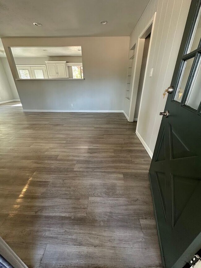 Building Photo - Beautifully upgraded interior, one dog considered.