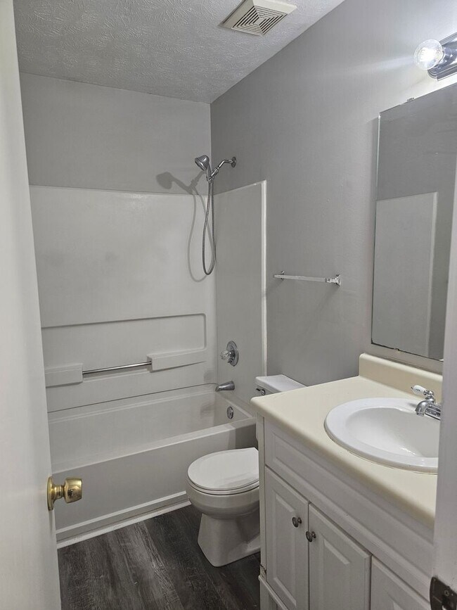 Building Photo - SPECTACULAR 3 Bedroom home!!