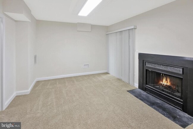 Building Photo - 890 Bayridge Dr