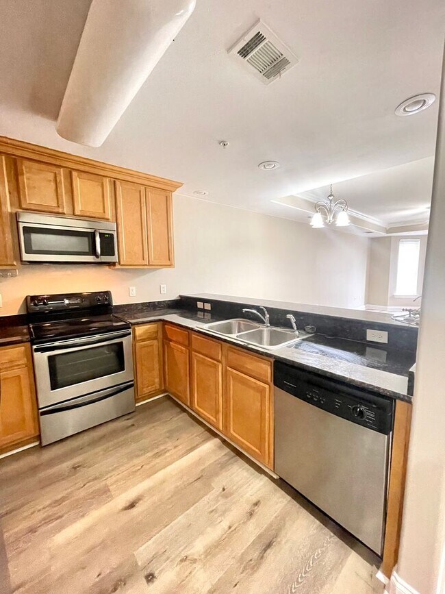 Building Photo - Upgraded 2Bed/2Bath Condo in the Heart of ...