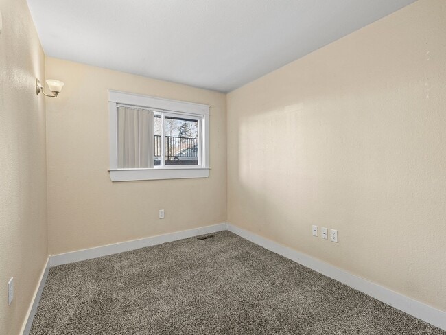 Building Photo - Prime Old Town Location | 2 Bed, 1 Bath Condo