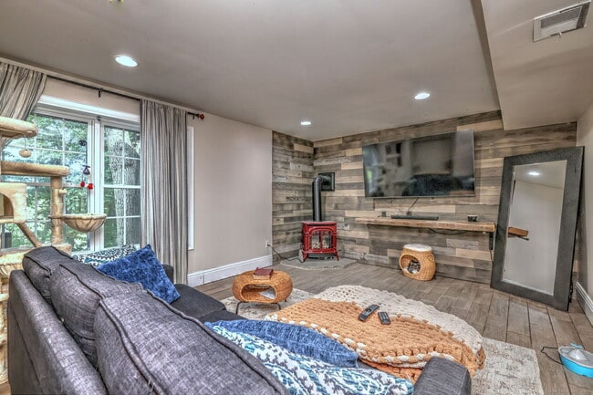 Building Photo - 28 Edgewood Ave