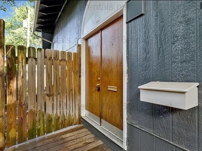 Building Photo - $1545 - 2 bed 2 bath - Duplex located in R...