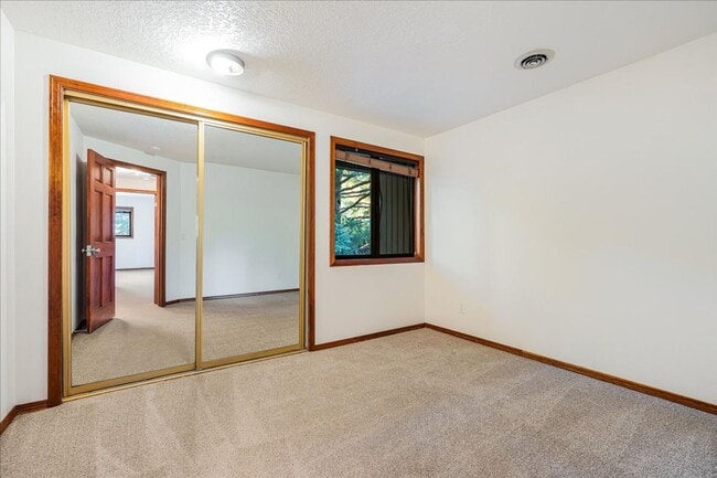 Building Photo - Lovely 3 bedroom, 2.5 bath townhouse with ...