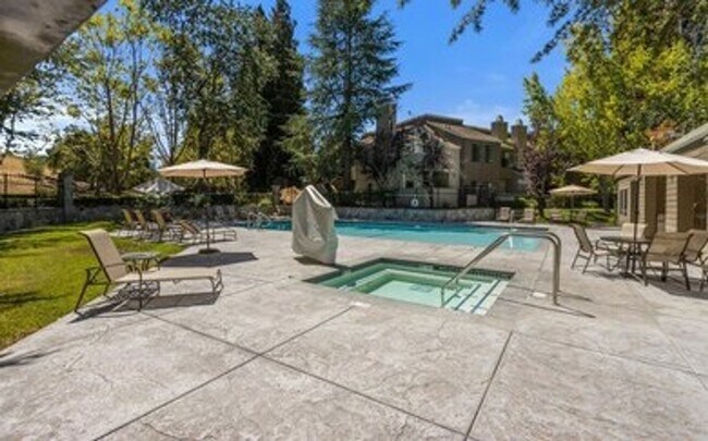 Building Photo - Gorgeous Two-Bedroom Condo with Golf Course Views in San Ramon!