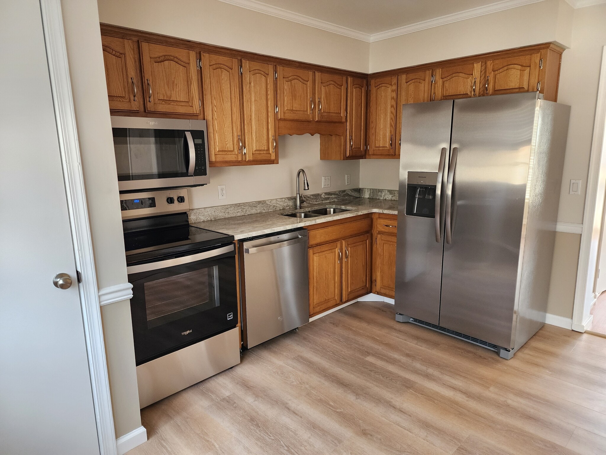 Building Photo - 860 Beaglin Park Dr