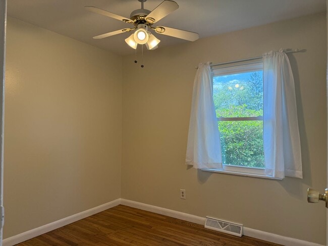 Building Photo - Cute 3 Bedroom, 2 Bath Home Near Asheville Mall