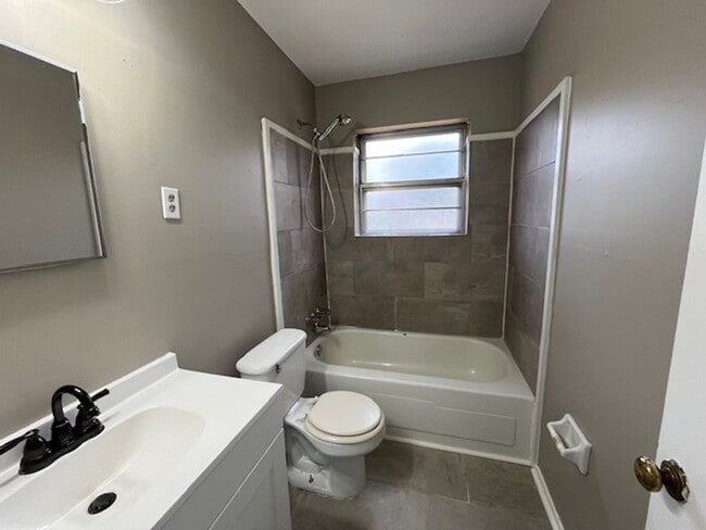 Building Photo - Renovated 3 Bedroom 1 Bath Home for Rent!