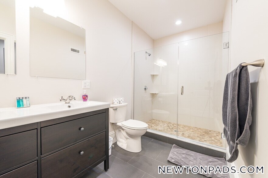 Building Photo - 2044 Beacon St