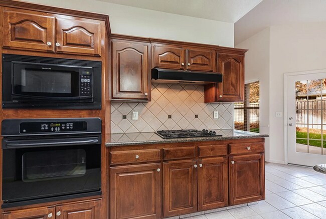 Building Photo - Immaculate Clovis Home! Stylish Updates + ...