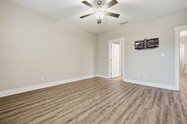 Building Photo - 3 Bedroom End Unit with a Lake View!!