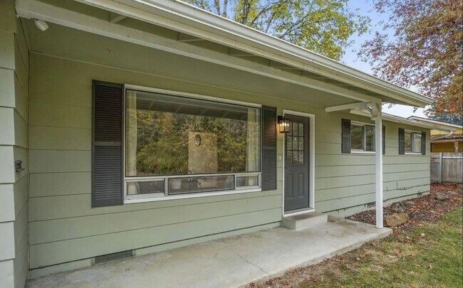 Building Photo - 2594 Hummingbird St NE