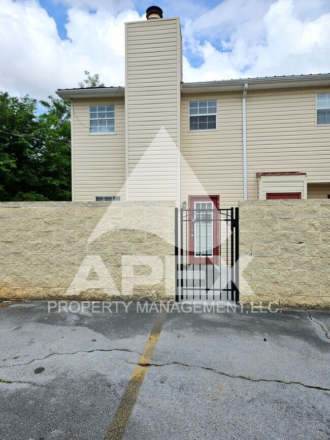 Building Photo - Nice 3Bd 1.5 Townhouse in WEST KNOX off Cedarbluff! END UNIT!