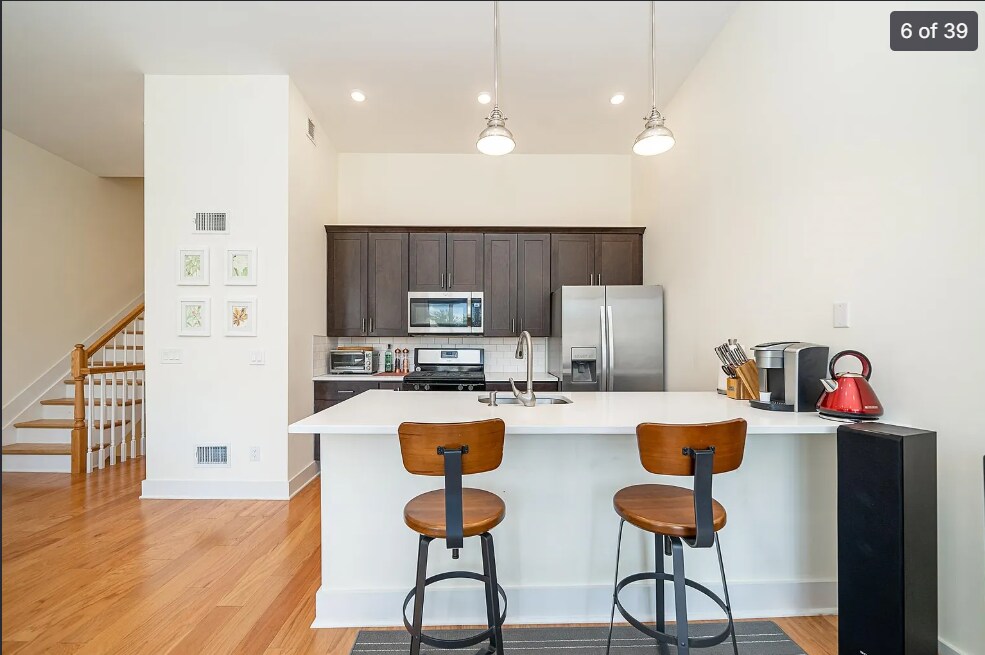 Building Photo - 209 Hutton St