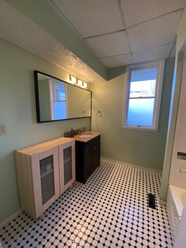Building Photo - Now showing, Updated 3BR 2 Full Bath house...