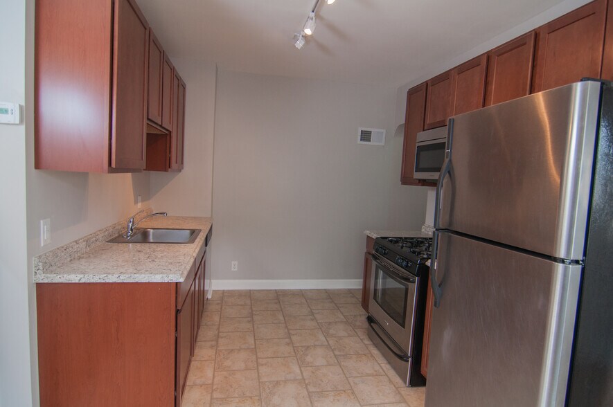 Building Photo - 4149 S 32nd Ave