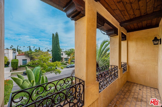 Building Photo - 305 N Palm Dr