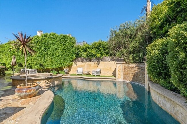 Building Photo - 600 Cliff Dr