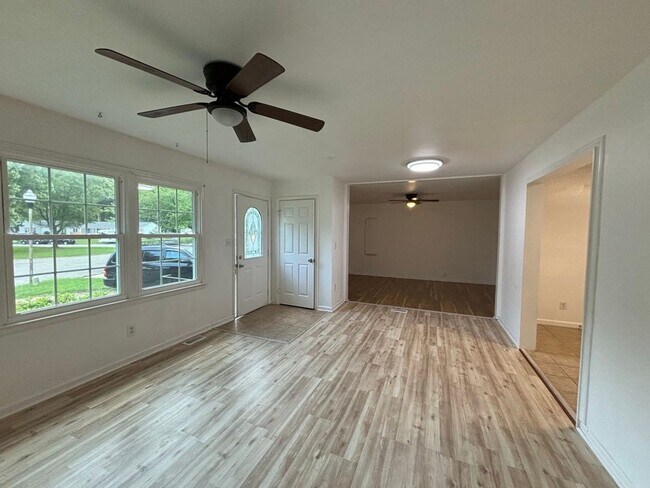 Building Photo - 163 Alva Cir