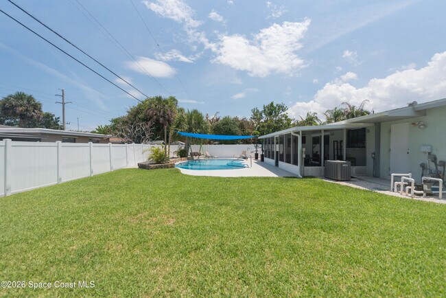 Building Photo - 347 S Lakeside Dr